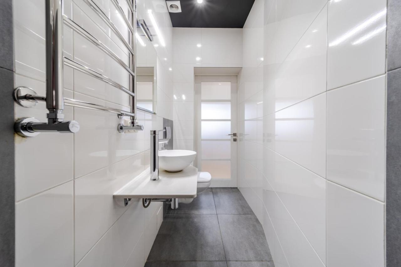 Inshiapartments On Teodora Square ลวีฟ ภายนอก รูปภาพ